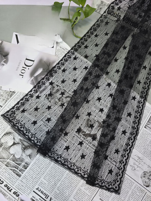 شال طرح قلب و ستاره گل برجسته 75*200مشکی زاغ وارداتی