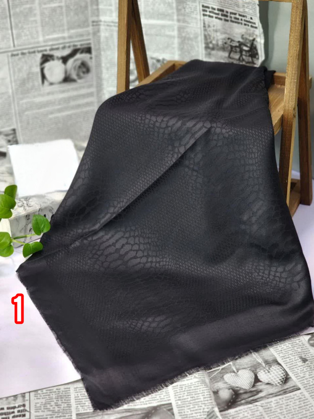 روسری ابریشم ژاکارد قواره 140 مشکی زاغ بسیار با کیفیت